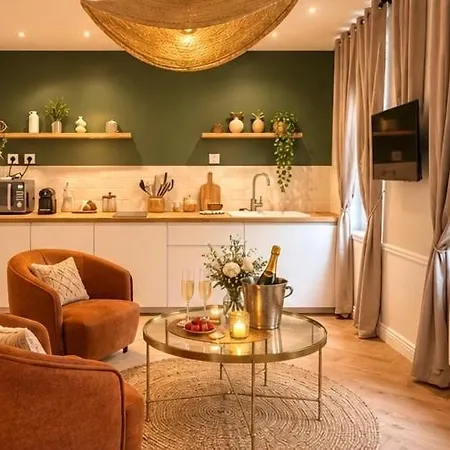 La Parenthese Apartment *
